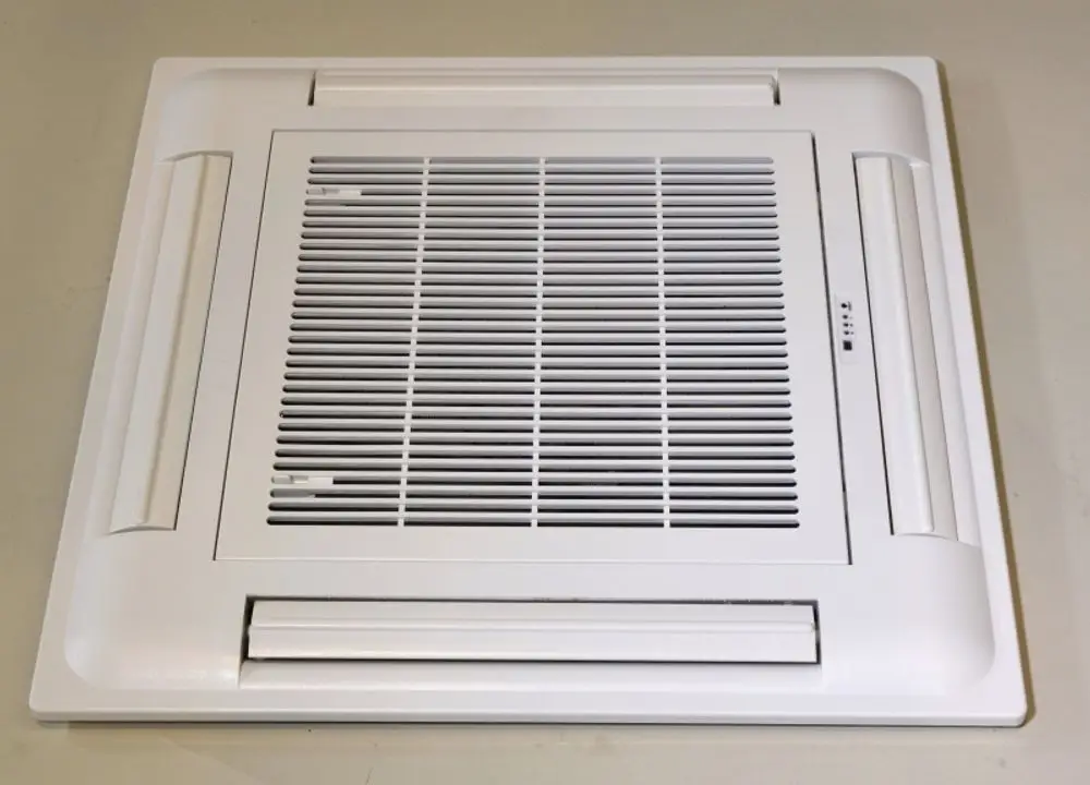 Weiße Abdeckung von Remko mit horizontalen Lüftungsschlitzen, geeignet zur Montage in Decken oder Wänden.