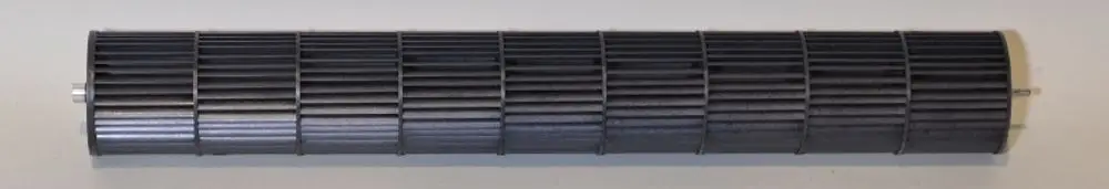 Schwarzes Ventilatorrad mit mehreren Rillen und einer zylindrischen Form, hergestellt von Remko. Es zeigt eine regelmäßige Struktur mit zwei Befestigungselementen an den Enden.