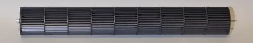 Schwarzes Ventilatorrad mit mehreren Rillen und einer zylindrischen Form, hergestellt von Remko. Es zeigt eine regelmäßige Struktur mit zwei Befestigungselementen an den Enden.