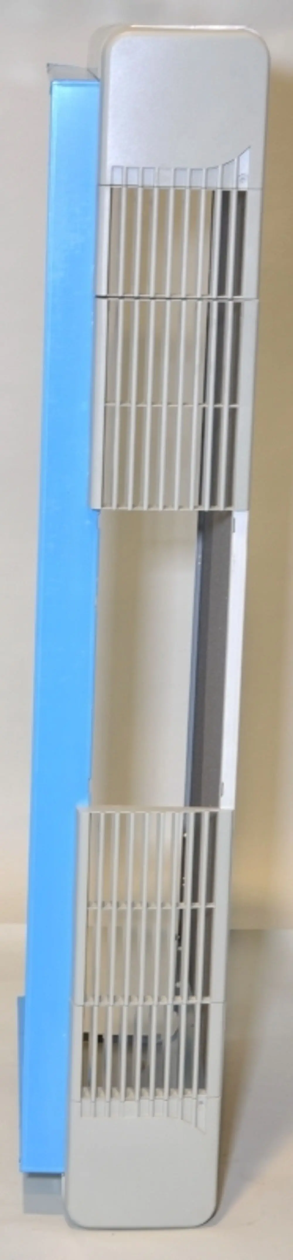 Gerätegehäuse von Remko in grauer Farbe mit seitlichem blauen Element und belüfteten Schlitzöffnungen, geeignet für elektrisches Gerät oder Schutzabdeckung.