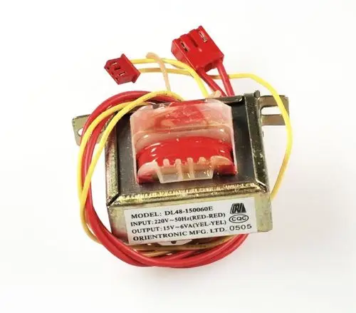 Transformator mit mehreren Anschlüssen und Kabeln. Bezeichnet mit technischen Daten wie Eingang 220V und Ausgang 15V, hergestellt von Remko.