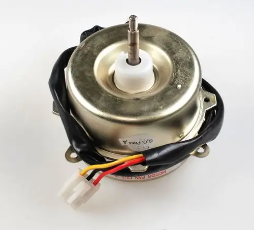 Ventilatormotor der Marke Remko, mit einem Anschlusskabel und drei Leitungen in den Farben schwarz, rot und gelb, zur Verwendung in Kühlsystemen.