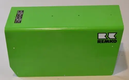 Grüner Außenmantel von Remko, mit klaren Befestigungslöchern an der Unterseite und einer seitlichen Beschriftung. Oberfläche ohne erkennbare Kratzer oder Beschädigungen.