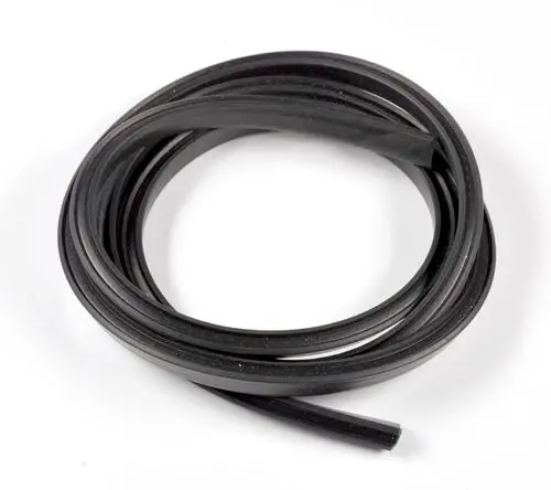 Schwarzes, rundes Dichtungsprofil aus Gummi, geeignet für den Einsatz in Schaltkästen. Teil der Produktlinie von Remko.