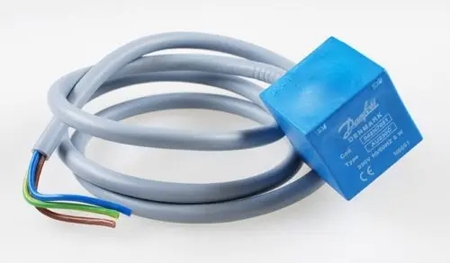 Gekringeltes graues Kabel mit blauem Magnetventil. An dem Kabel befinden sich drei offene Drähte in den Farben Blau, Grün und Braun. Marke: Remko.