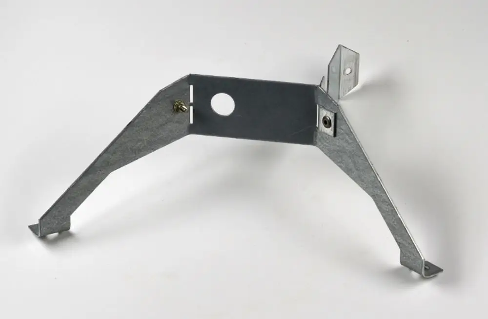 Motorhalterung aus Metall in silberner Farbe, mit mehreren Befestigungslöchern und einer stabilen Bauweise, gefertigt von Remko.
