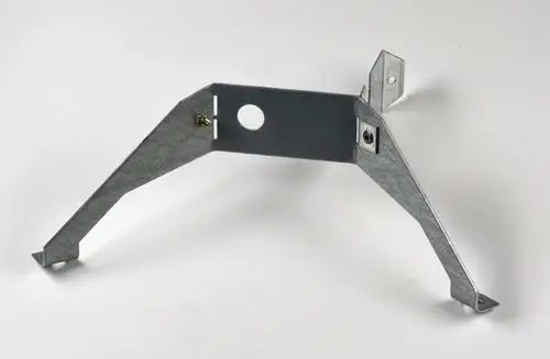 Motorhalterung aus Metall in silberner Farbe, mit mehreren Befestigungslöchern und einer stabilen Bauweise, gefertigt von Remko.