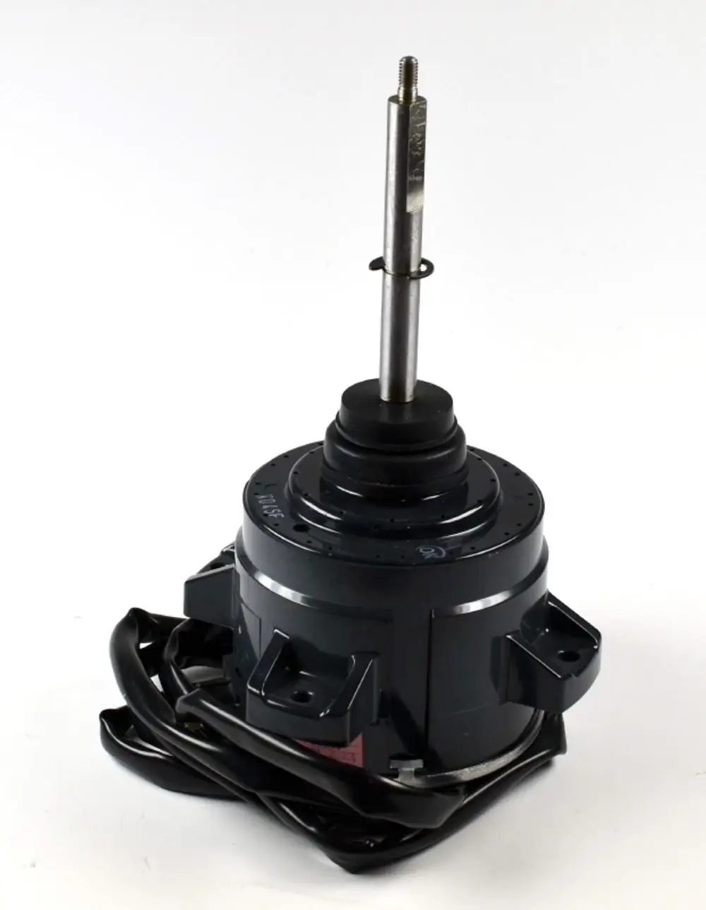 Ventilatormotor mit Metallachse und Kabel, hergestellt von Remko, auf heller Hintergrund. Das Produkt hat eine runde Form und ist für Anwendung in Lüftungssystemen gedacht.