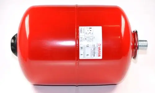 Rotes Membranausdehnungsgefäß von Remko mit Anschlussgewinde und einem schwarzen Ventil an einer Seite, auf hellem Hintergrund.