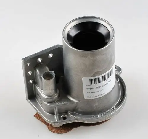 Metallisches Venturirohr mit runder Öffnung und mehreren Anschlussbohrungen, hergestellt von Remko, auf gepolstertem Untergrund.
