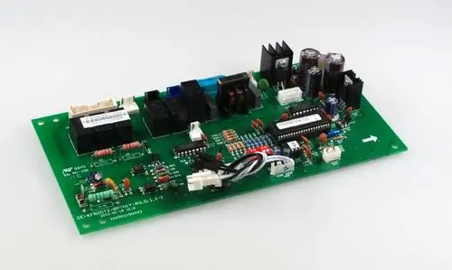 Grüne Leiterplatte mit elektronischen Bauteilen und Verbindungen, produziert von Remko. Sichtbare Steckanschlüsse, Relais und Kondensatoren auf der Platine.