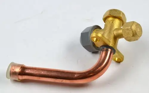 Absperrventil mit einer Kupferleitung und einer Verbindung aus Messing. Das Produkt stammt von der Marke Remko und ist für Anwendungen in der Saugleitung geeignet.