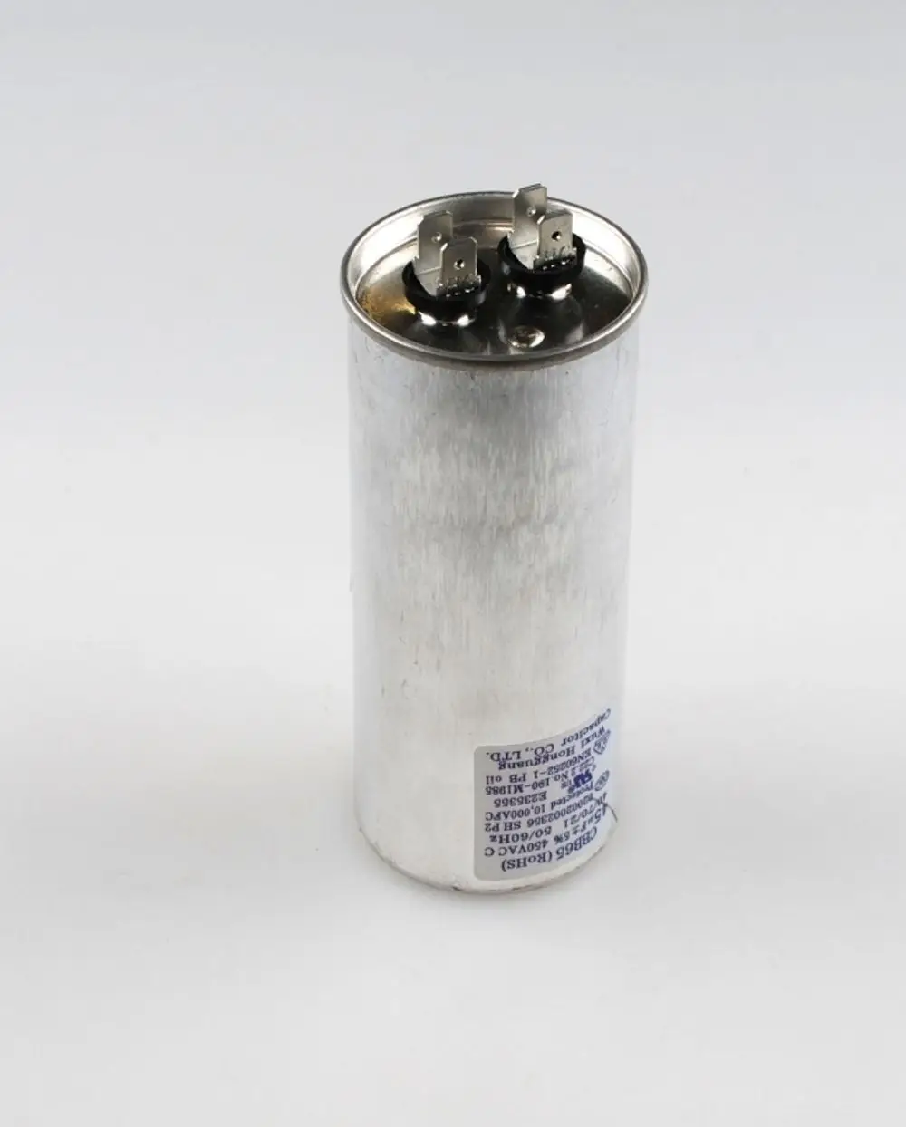 Aluminiumkondensator von Remko mit zwei Anschlüssen an der Oberseite. Gehäuse in silberner Farbe, mit Aufschrift und technischen Informationen an der Seite.
