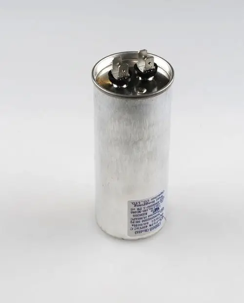Aluminiumkondensator von Remko mit zwei Anschlüssen an der Oberseite. Gehäuse in silberner Farbe, mit Aufschrift und technischen Informationen an der Seite.