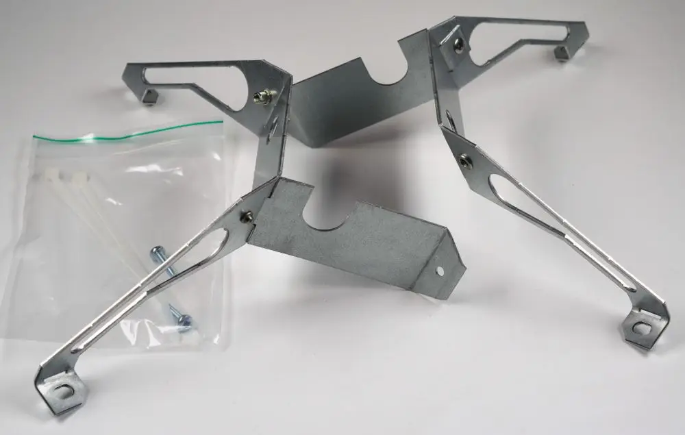 Remko Motorhalterung aus Metall mit Befestigungselementen. Enthält Schrauben und Kabelbinder in einer Plastiktüte. Halterung hat mehrere Montageschlitze.