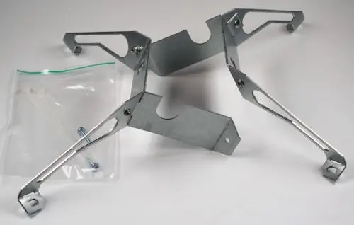 Remko Motorhalterung aus Metall mit Befestigungselementen. Enthält Schrauben und Kabelbinder in einer Plastiktüte. Halterung hat mehrere Montageschlitze.