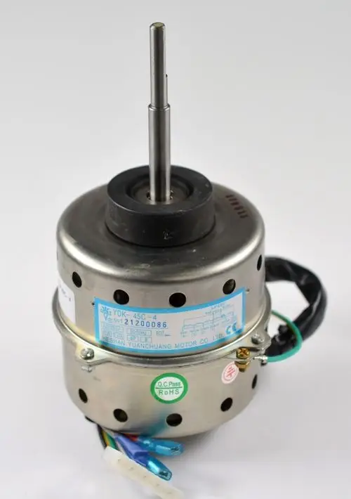 Ventilatormotor von Remko mit Metallgehäuse und angeschlossenen Kabeln. Die Motorwelle ragt oben heraus, um einen Luftstrom zu erzeugen.