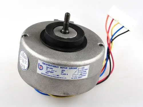 Ventilatormotor von Remko mit angeschlossenen Kabeln in verschiedenen Farben. Der Motor hat eine kreisrunde Form und ist aus Metall gefertigt.
