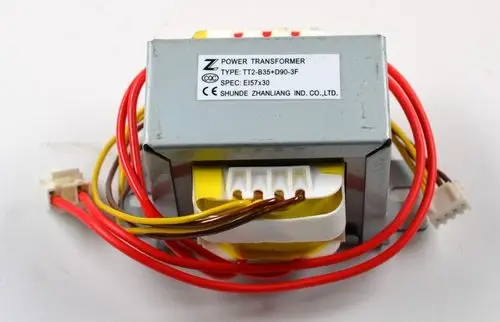 Transformator mit mehreren Anschlussleitungen, hergestellt von Remko. Gehäuse in Metalloptik, mit klaren Kennzeichnungen. Einsatz in elektrischen Systemen möglich.