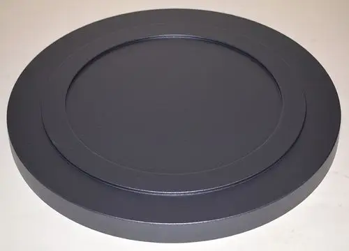 Dunkler, runder Deckel von Remko mit glatter Oberfläche und zwei konzentrischen Rillen, auf hellem Untergrund platziert.