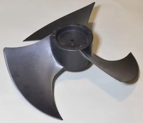 Flügel eines Ventilators von Remko, mit ausgeprägten Blattformen und zentralem Befestigungselement, auf neutralem Hintergrund abgebildet.