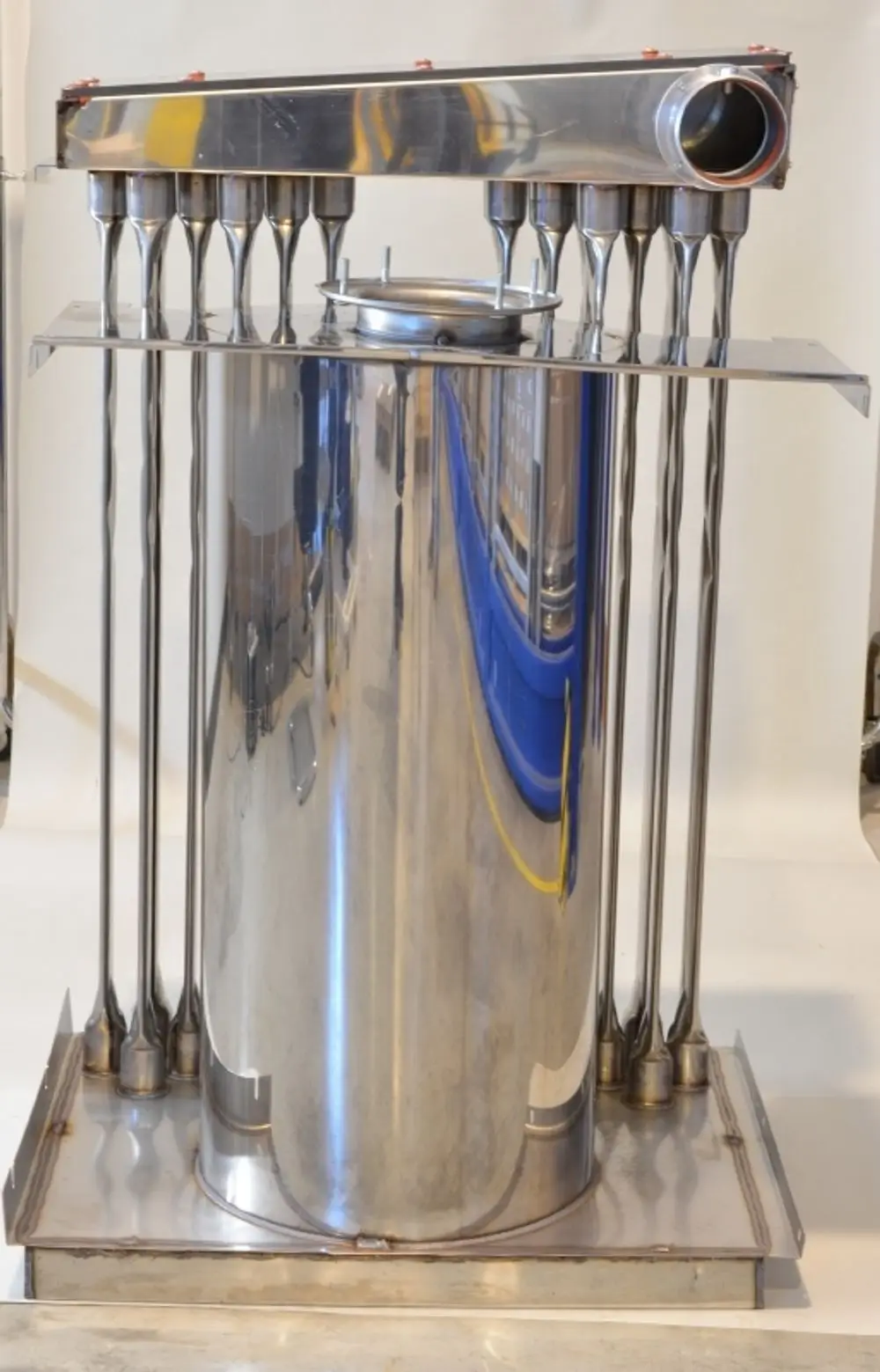 Edelstahl-Brennkammer mit mehreren Düsen, montiert auf einer stabilen Basis. Sichtbare reflektierende Oberfläche. Produkt von Remko.