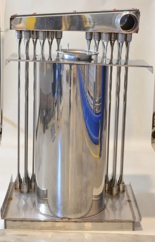 Edelstahl-Brennkammer mit mehreren Düsen, montiert auf einer stabilen Basis. Sichtbare reflektierende Oberfläche. Produkt von Remko.