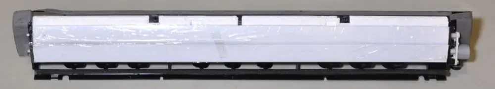 Blick auf eine Kondensatwanne in Schwarz und Weiß, hergestellt von Remko, mit Rollen an der Unterseite und einer transparenten Schutzfolie auf der Oberfläche.