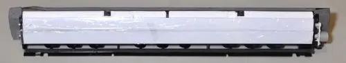 Blick auf eine Kondensatwanne in Schwarz und Weiß, hergestellt von Remko, mit Rollen an der Unterseite und einer transparenten Schutzfolie auf der Oberfläche.