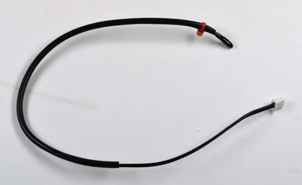 Schwarzes Kabel mit Stecker und rotem Halter, möglicherweise Teil eines Sensors von Remko, für die Umluftsteuerung.