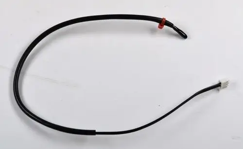 Schwarzes Kabel mit Stecker und rotem Halter, möglicherweise Teil eines Sensors von Remko, für die Umluftsteuerung.
