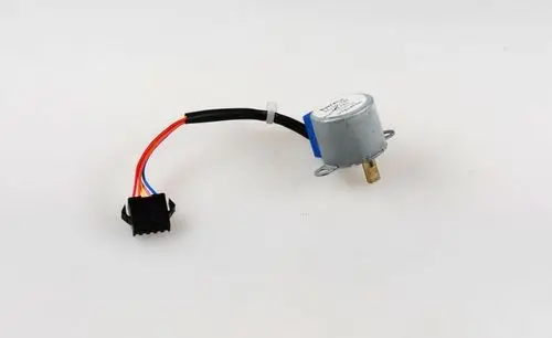 Remko Swingmotor mit Kabel und Stecker. Der Motor hat einen Metallkörper und mehrere Anschlussdrähte in unterschiedlichen Farben.