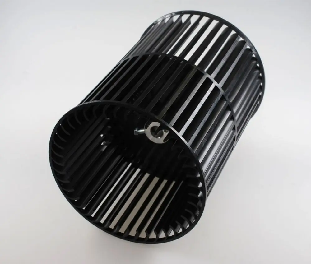 Schwarzes Ventilatorrad mit lamellenförmigem Design, geeignet für Belüftungsanwendungen, hergestellt von Remko.