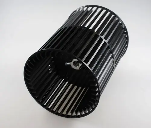 Schwarzes Ventilatorrad mit lamellenförmigem Design, geeignet für Belüftungsanwendungen, hergestellt von Remko.