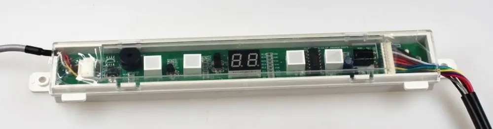 Platine mit LED-Anzeige und Bedienelementen, möglicherweise für Temperatur- oder Gerätesteuerung, im klaren Gehäuse. Produkt von Remko, geeignet für industrielle Anwendungen.