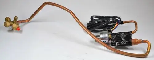 Kupferrohr mit elektronischem Expansionsventil und Kabelanschluss. Die Bauform deutet auf eine Anwendung in Kälte- oder Klimaanlagen hin, möglicherweise von der Marke Remko.