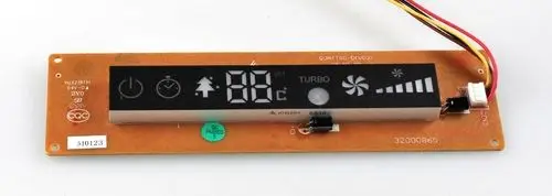 Anzeigeplatine von Remko mit digitalen Anzeigen und Tasten für Temperatursteuerung und Betriebsmodi. Enthält Steckverbindungen und elektrische Anschlüsse.