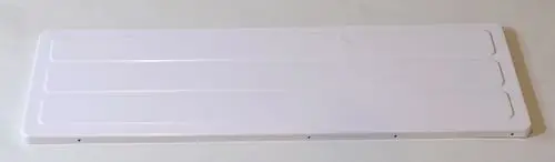 Weißes, flaches Blech von Remko, mit drei horizontalen Rillen und mehreren Löchern. Geeignet für verschiedene Anwendungen im Heizungs- oder Klimabereich.