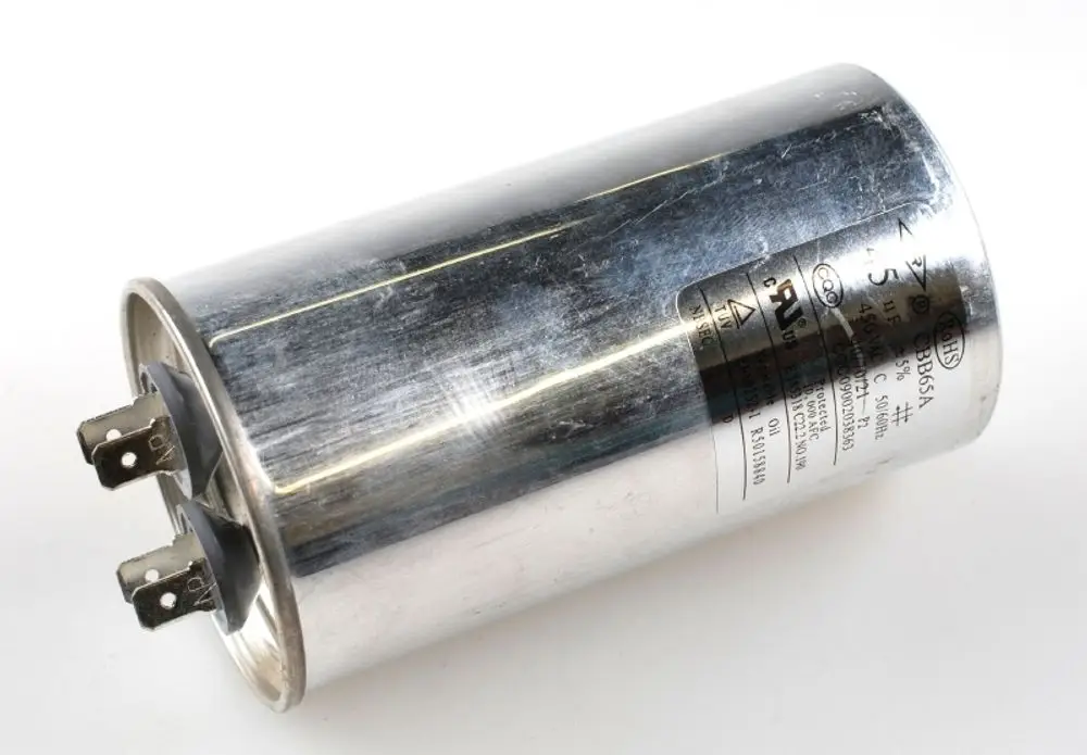 Kondensator von Remko mit metallischer Oberfläche und zwei Anschlussstiften. Artikelinfos auf der Seite sind teilweise sichtbar.