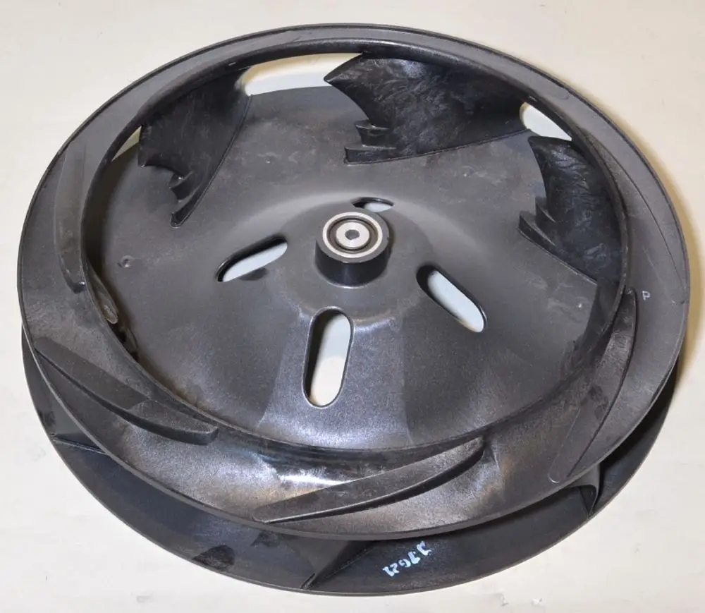 Remko Ventilatorrad mit mehreren Lüfterblättern, schwarz, zur Verwendung in Lüftungs- oder Heizsystemen. Deutlich sichtbarer zentraler Lagerbereich.