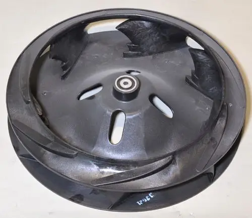 Remko Ventilatorrad mit mehreren Lüfterblättern, schwarz, zur Verwendung in Lüftungs- oder Heizsystemen. Deutlich sichtbarer zentraler Lagerbereich.