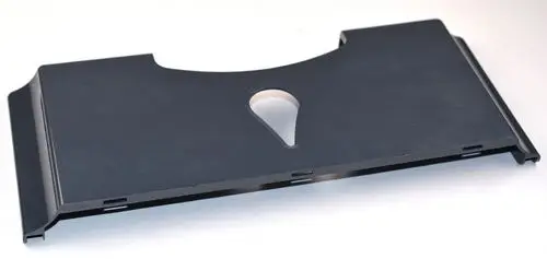 Schwarze Blende aus Kunststoff für einen Kondensatbehälter, geeignet für Remko-Geräte, mit einem zentralen Ausschnitt und seitlichen Montagemöglichkeiten.