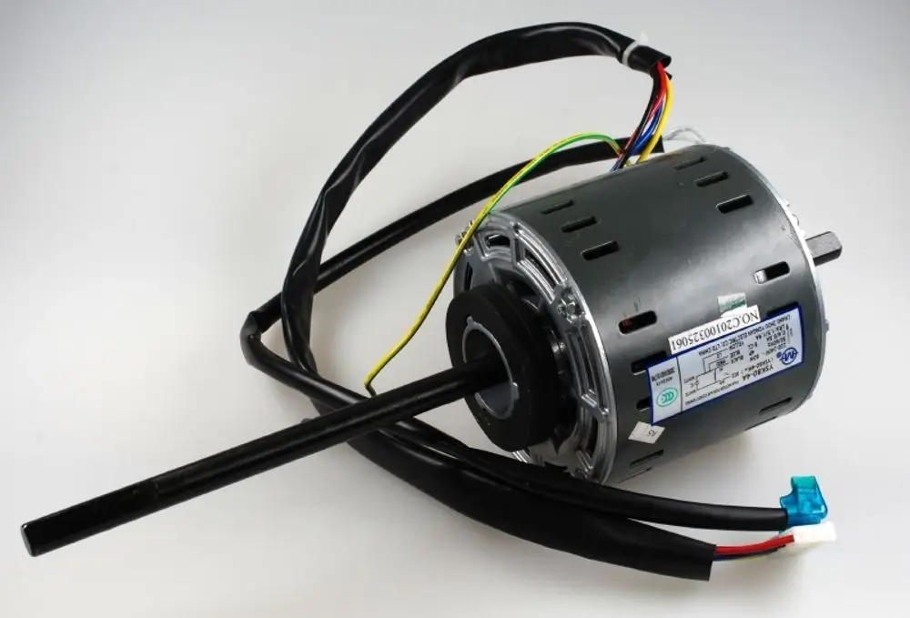 Remko Ventilatormotor mit Montageflansch und mehreren Anschlusskabeln auf einer neutralen Oberfläche. Der Motor hat eine robuste Bauweise und ist für den Einsatz in Lüftungssystemen geeignet.
