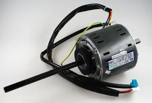 Remko Ventilatormotor mit Montageflansch und mehreren Anschlusskabeln auf einer neutralen Oberfläche. Der Motor hat eine robuste Bauweise und ist für den Einsatz in Lüftungssystemen geeignet.