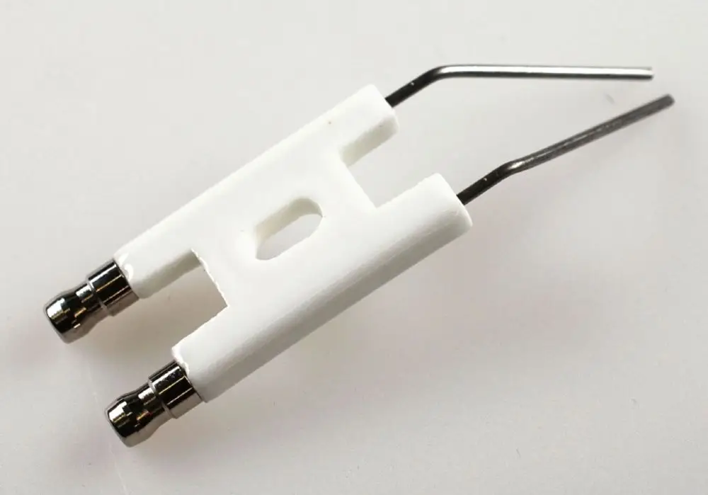 Zündelektrodenblock in Weiß mit zwei metallischen Elektroden, hergestellt von Remko, für die Anwendung in Heizsystemen.