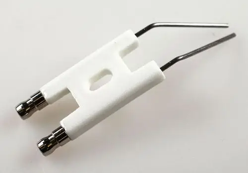 Zündelektrodenblock in Weiß mit zwei metallischen Elektroden, hergestellt von Remko, für die Anwendung in Heizsystemen.