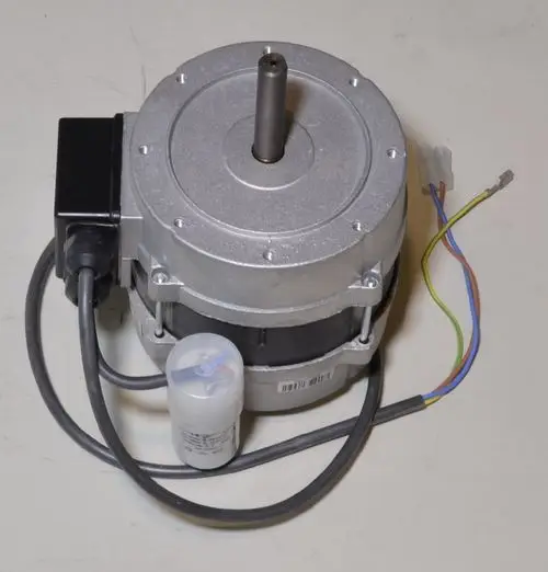 Remko Ventilatormotor mit einem runden Gehäuse, einer Welle in der Mitte, Kabeln zum Anschluss und einem zusätzlichen Teil an der Unterseite.