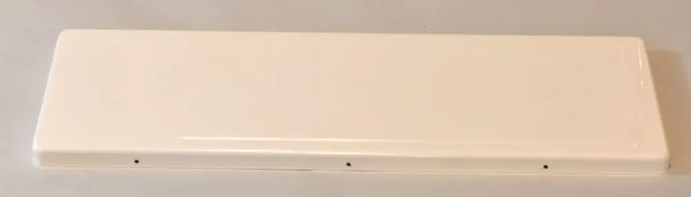 Weißes, flaches Metallblech mit glatter Oberfläche und drei kleinen Löchern, Hersteller Remko. Geeignet als Abdeckung oder Verkleidung.