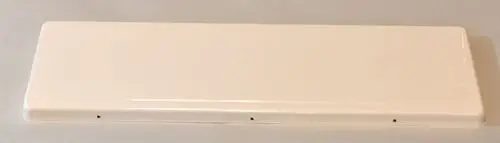 Weißes, flaches Metallblech mit glatter Oberfläche und drei kleinen Löchern, Hersteller Remko. Geeignet als Abdeckung oder Verkleidung.