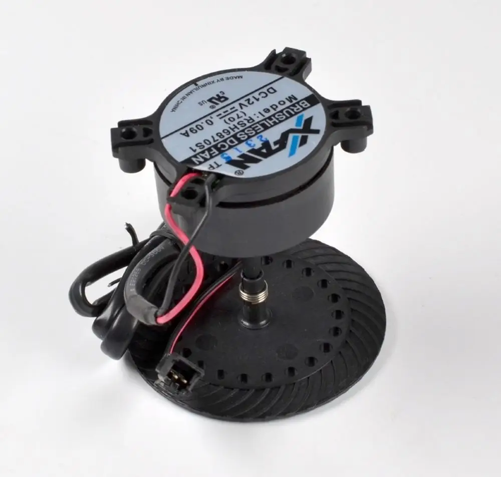 Kondensatmotor von Remko mit Schaufelrad, elektrischer Antrieb und Verbindungskabel, montiert auf einer runden Basis.